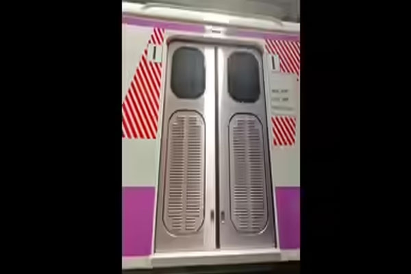 Mumbai non AC closed door local train