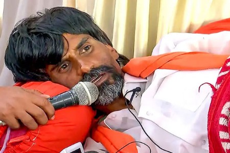 सरसकट माफी नाहीच...मनोज जरांगेंना झटका