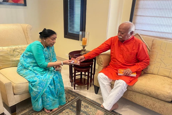 आशाताई स्वत: गेल्या दादरच्या भाजी बाजारात