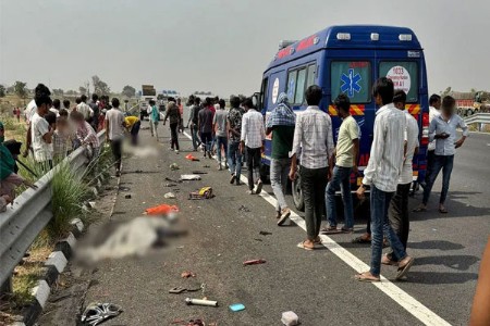 दिल्ली-मुंबई द्रुतगती मार्गावर अपघात