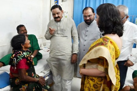 ‘त्या’ पाच शेतकर्‍यांची पालकमंत्री डॉ. उईके कडून विचापूस