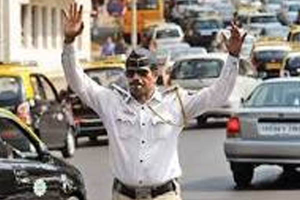 इंस्टाग्रामवर पाेलिसांची बदनामी