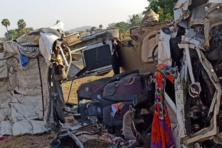 यात्रेकरूंच्या बोलेरोला लॉरीची जोरदार धडक, ८ ठार