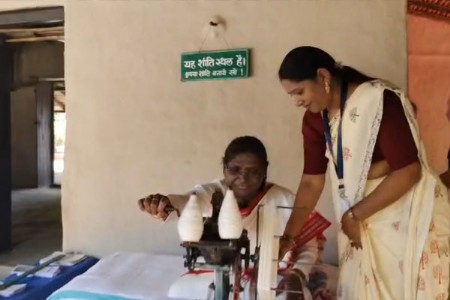 सेवाग्राम आश्रमात राष्ट्रपती मुर्मू यांनी केली सूत कताई