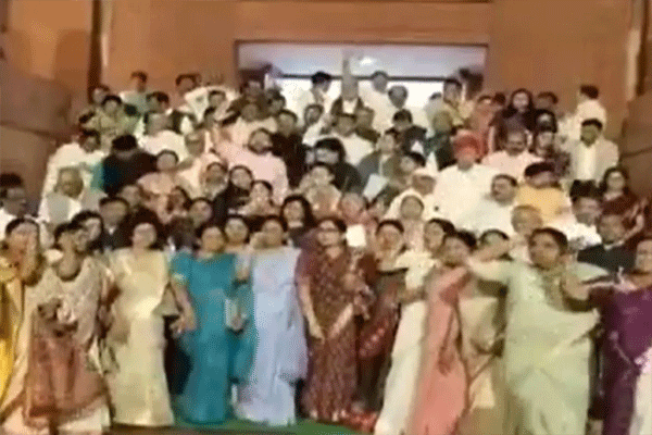 महिला आरक्षण फेल; लोकसभेबाहेर NDA महिला खासदारांचा जोरदार निषेध