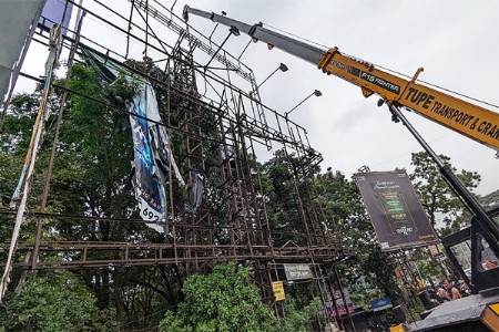 पुण्यातील अनधिकृत होर्डिंग आता पाडली जाणार