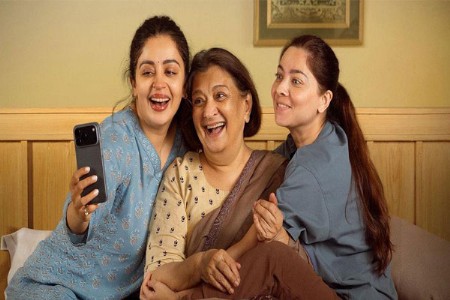 'तिघी' चित्रपटाची हाफ सेंचुरी