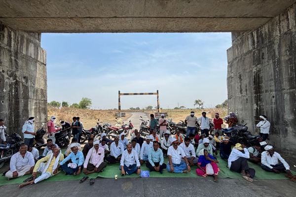 जिर्ण रस्त्याच्या दुरुस्तीसाठी युवा संघर्ष मोर्चाचा रास्ता रोको