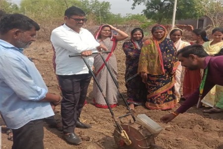 खरीप हंगामासाठी आधुनिक शेती पद्धतींचे प्रात्यक्षिक