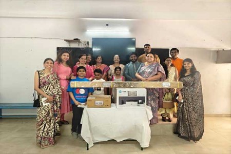 माजी विद्यार्थ्यांकडून शाळेला कृतज्ञतेची भेट