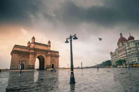 नेमकं काय चालू आहे? एप्रिलमध्येच मुंबईत मान्सूनपूर्व पावसाची हजेरी