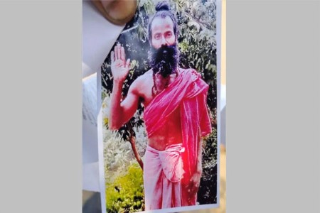 धक्कादायक! पुजाऱ्याचा झाडाला लटकलेला मृतदेह