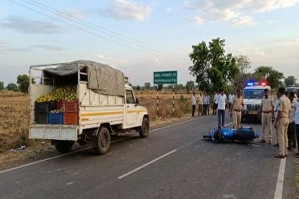 Washim road accident, pickup van collision motorcycle India,