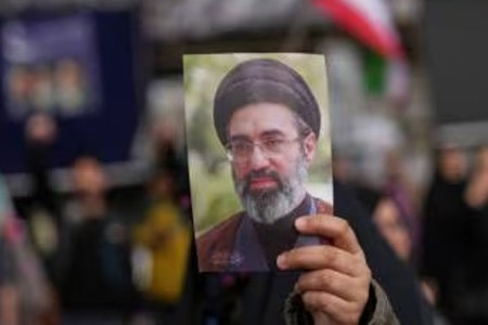 पाय-हातांवर शस्त्रक्रिया, बोलण्यात अडचण; खामेनींची प्रकृती चिंताजनक?