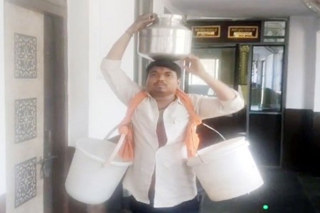 अन् ग्रापं सदस्याने बकेट, घागर घेऊन गाठले बीडीओचे दालान