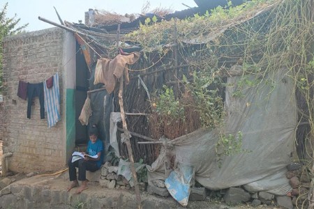 झोपडीच्या उंबरठ्यावर ज्ञानाचा दीप