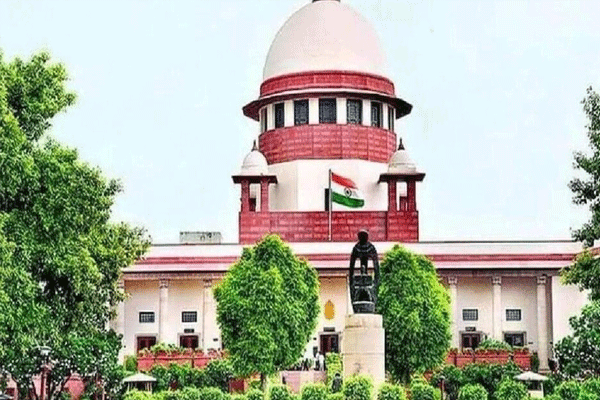 वकील आणि पक्षकाराला काेठडीत डांबले