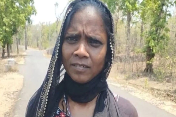 Naxal surrender Chhattisgarh, female Naxal commander Urmila alias surrenderb