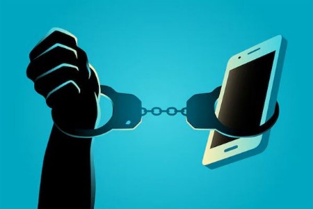 निवृत्त रेल्वे अधिकाऱ्याची 33 लाखांची फसवणूक