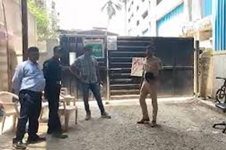 कलमा वाचायला नकार दिल्याने सुरक्षा रक्षकांवर चाकूने हल्ला