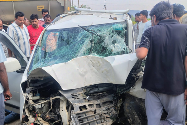 वॅगेनॉर वाहन वृक्षावर धडकले