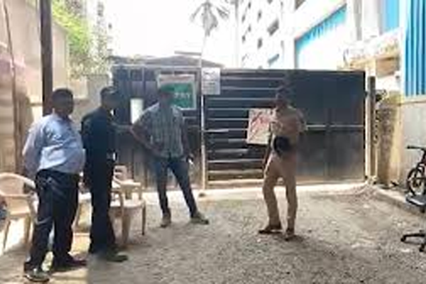  सुरक्षा रक्षकांवर चाकूने हल्ला