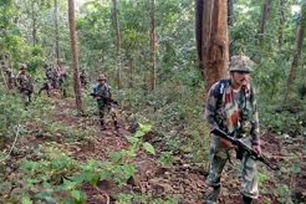 सुरक्षा दल आणि माओवाद्यांमध्ये चकमक