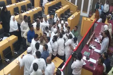 मालेगाव महापालिकेत बीएलओ निवडीवर जोरदार राडा