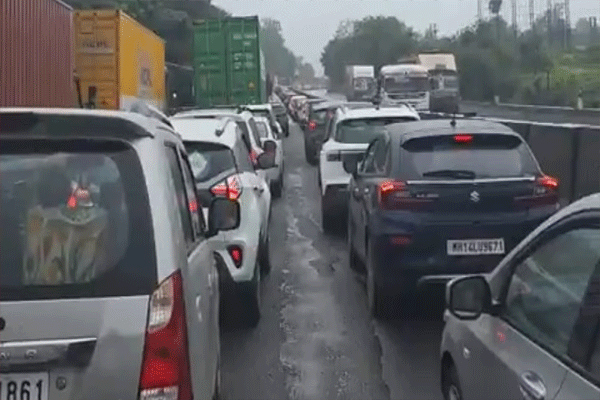 कोकणात विकेंड ट्रॅफिक रश; महामार्गावर लांबच लांब रांगा