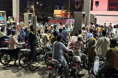 पाकिस्तानात पेट्रोल ₹४५८, डिझेल ₹५२० पार
