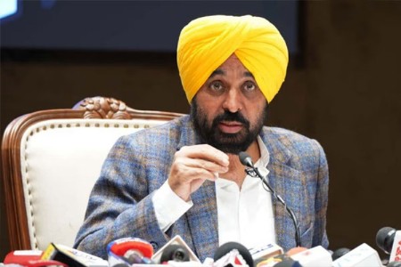 'आप'ल्याच सदस्यांमुळे राजकीय संकटात आप!