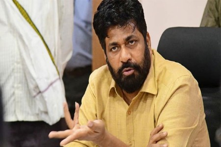 राजकारणात 'भूकंप' धनुष्यबाण हाती घेणार बच्चू कडू?