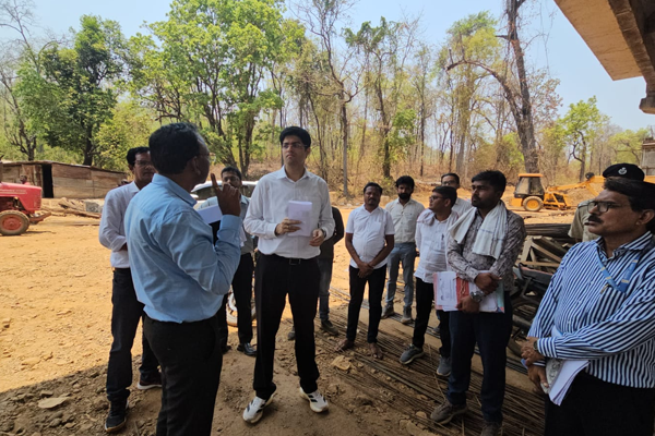 जिल्हाधिकार्‍यांचा दुर्गम भागातील नागरिकांशी मुक्त संवाद