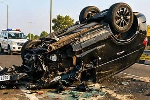 भरधाव कारची उभ्या मॅझिमो वाहनाला जबर धडक