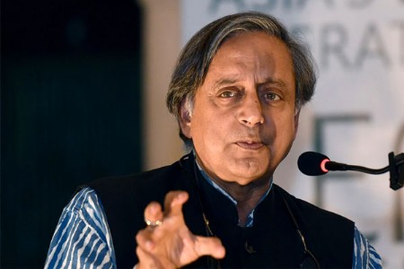 केरळमध्ये शशी थरूर यांच्या ताफ्यावर हल्ला