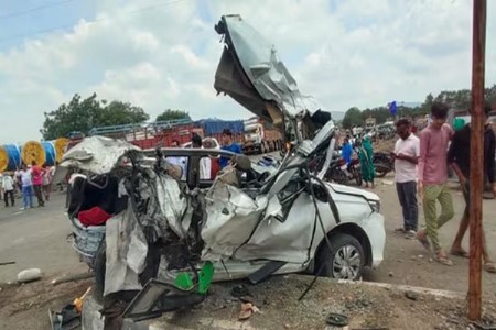 भीषण अपघात..२ ठार १५ जखमी