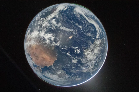 आर्टेमिस-२ च्या अंतराळवीरांनी टिपले पृथ्वीचे अद्भुत दृश्य