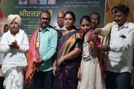 चित्रकार रणजितदत्त वर्मा यांचा माहूर येथे सन्मान