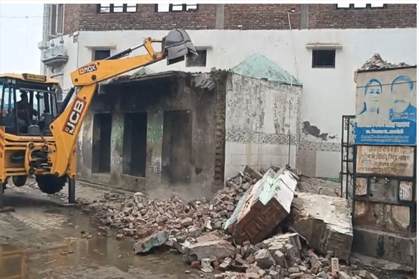'आला रे आला बुलडोझरदादा पुन्हा आला'; मदरसा आणि मशिदीसह ५ दुकाने पाडले