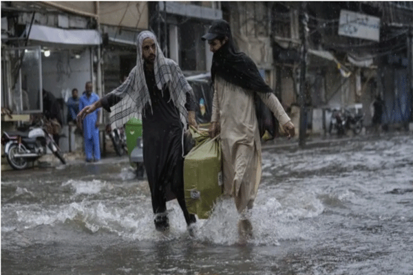 पाकिस्तानात मुसळधार पावसामुळे हाहाकार माजला; २३ मुलांसह ४५ जणांचा मृत्यू