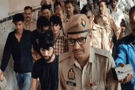 पिकअपला आग लावण्यासाठी ₹१२,०००