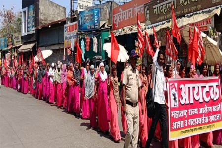 आयटक आशा संघटनेची जिल्हा परिषदेवर धडक