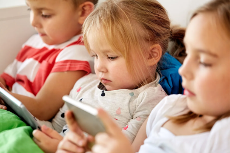 फोनचे व्यसन केवळ झोपच नाही, तर आहार देखील