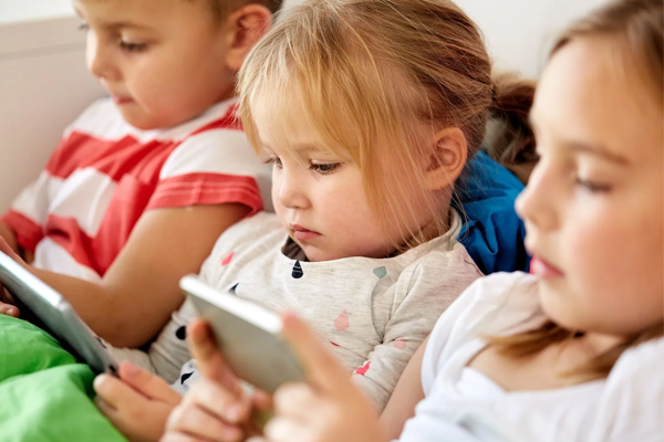 फोनचे व्यसन केवळ झोपच नाही, तर आहार देखील