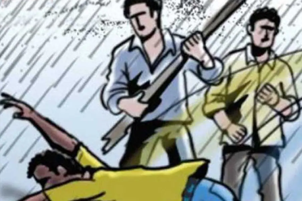 हाेमगार्ड प्रशिक्षणार्थींना भर रस्त्यावर बेदम मारहाण हाेमगार्ड प्रशिक्षणार्थींना भर रस्त्यावर बेदम मारहाण