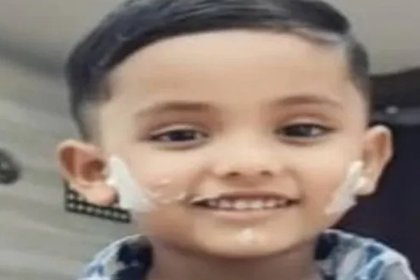 लोखंडी गेट अंगावर कोसळल्याने पाच वर्षां