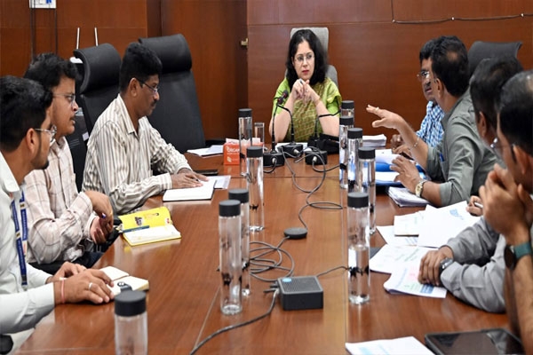 Collector Vasumana Pant notice