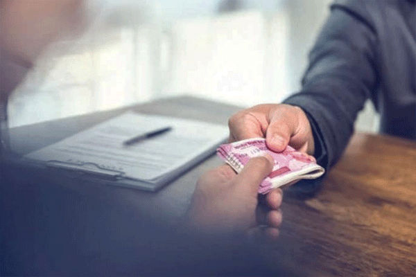 शिक्षण सेवकाकडून लाच घेणारे अधिकारी ताब्यात