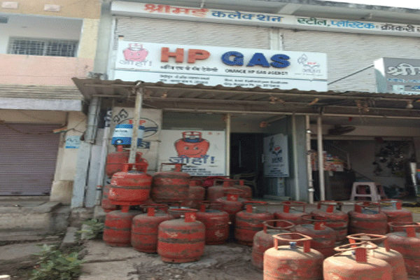 गाेदामातून सिलेंडर घेऊन नागरिकांनी काढला पळ