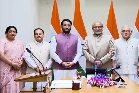 अजितदादांचे जॅकेट आणि चष्मा... पार्थ पवारांनी घेतली खासदारकीची शपथ